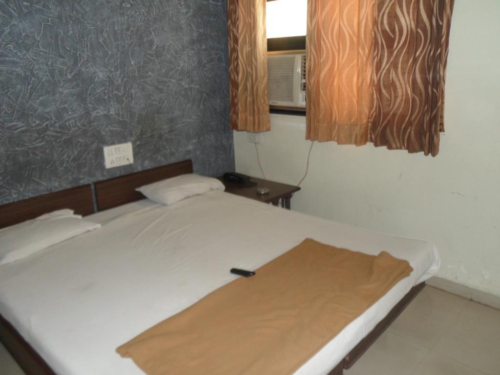 Hotel Atithi Ahmedabad Luaran gambar