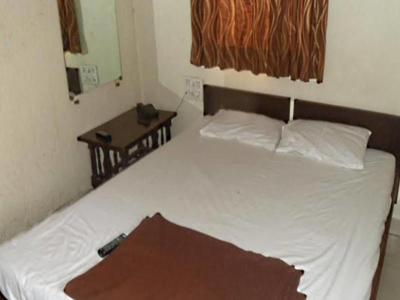 Hotel Atithi Ahmedabad Luaran gambar
