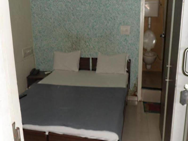 Hotel Atithi Ahmedabad Luaran gambar